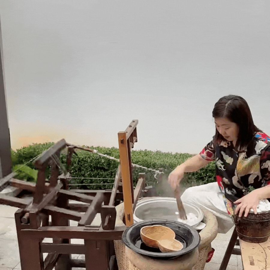 Phú bà ở biệt phủ 1200m2 làm gì lúc rảnh: Mang 5000 con tằm về làm chăn tặng mẹ chồng, chặt tre ngay tại nhà làm giấy tặng chồng, bảo sao được yêu chiều đến thế!- Ảnh 9. Phú bà ở biệt phủ 1200m2 làm gì lúc rảnh: Mang 5000 con tằm về làm chăn tặng mẹ chồng, chặt tre ngay tại nhà làm giấy tặng chồng, bảo sao được yêu chiều đến thế!- Ảnh 9.