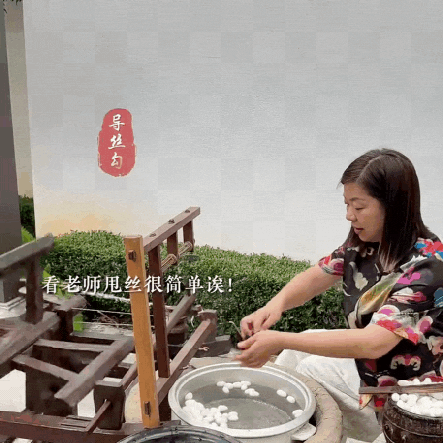 Phú bà ở biệt phủ 1200m2 làm gì lúc rảnh: Mang 5000 con tằm về làm chăn tặng mẹ chồng, chặt tre ngay tại nhà làm giấy tặng chồng, bảo sao được yêu chiều đến thế!- Ảnh 10. Phú bà ở biệt phủ 1200m2 làm gì lúc rảnh: Mang 5000 con tằm về làm chăn tặng mẹ chồng, chặt tre ngay tại nhà làm giấy tặng chồng, bảo sao được yêu chiều đến thế!- Ảnh 10.