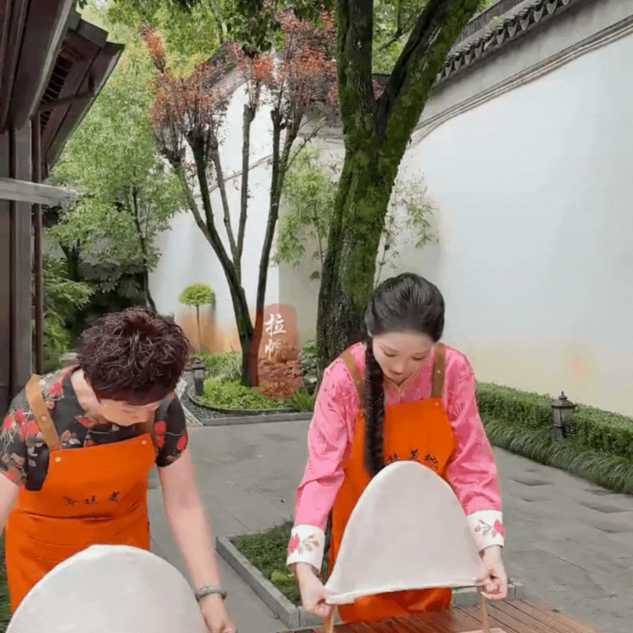 Phú bà ở biệt phủ 1200m2 làm gì lúc rảnh: Mang 5000 con tằm về làm chăn tặng mẹ chồng, chặt tre ngay tại nhà làm giấy tặng chồng, bảo sao được yêu chiều đến thế!- Ảnh 12. Phú bà ở biệt phủ 1200m2 làm gì lúc rảnh: Mang 5000 con tằm về làm chăn tặng mẹ chồng, chặt tre ngay tại nhà làm giấy tặng chồng, bảo sao được yêu chiều đến thế!- Ảnh 12.