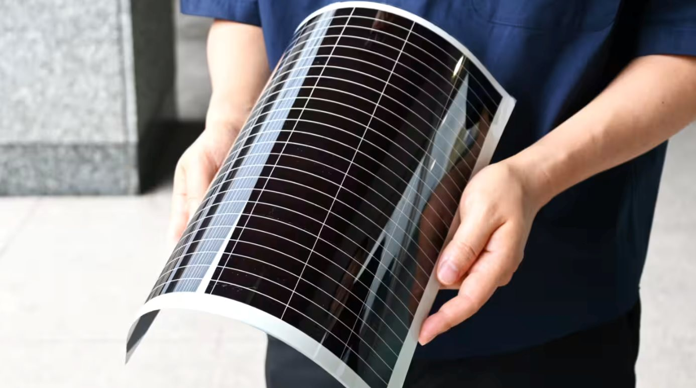 Nhật Bản sắp tạo ra c&aacute;c tấm pin mặt trời si&ecirc;u mỏng, c&oacute; thể bẻ cong, d&aacute;n h&agrave;ng loạt l&ecirc;n tường, m&aacute;i nh&agrave;- Ảnh 1.