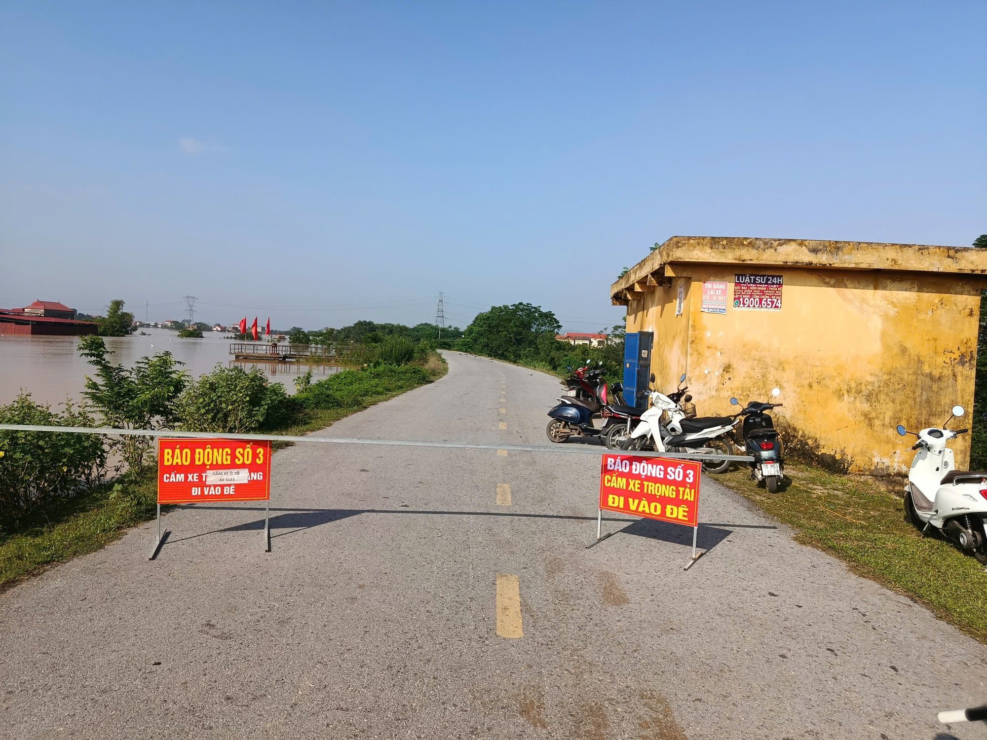 VIDEO: Nhiều khu dân cư ở Bắc Ninh nước ngập mái nhà trong trận lũ lịch sử- Ảnh 3. VIDEO: Nhiều khu dân cư ở Bắc Ninh nước ngập mái nhà trong trận lũ lịch sử- Ảnh 3.