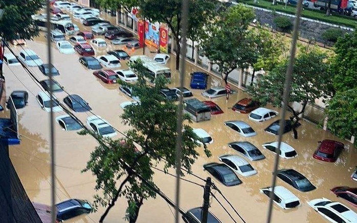 Lũ đang đổ dồn về Bắc Ninh - H&agrave; Nội; Mất h&agrave;ng chục ngh&igrave;n tỷ đồng sửa chữa &ocirc; t&ocirc; bị ngập sau mưa lũ