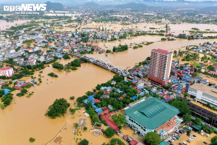 Cứu hộ liều mình cứu bé 2 tháng tuổi trong dòng nước lũ cuồn cuộn ở Thái Nguyên- Ảnh 1. Cứu hộ liều mình cứu bé 2 tháng tuổi trong dòng nước lũ cuồn cuộn ở Thái Nguyên- Ảnh 1.