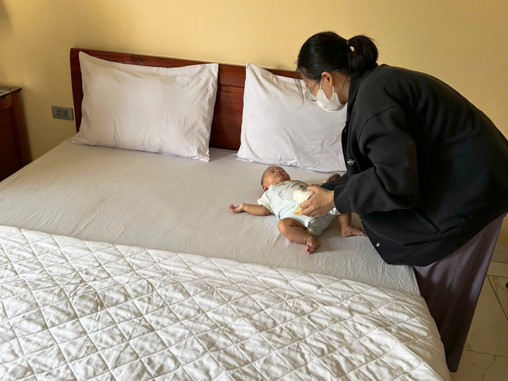 Cứu hộ liều mình cứu bé 2 tháng tuổi trong dòng nước lũ cuồn cuộn ở Thái Nguyên- Ảnh 5. Cứu hộ liều mình cứu bé 2 tháng tuổi trong dòng nước lũ cuồn cuộn ở Thái Nguyên- Ảnh 5.