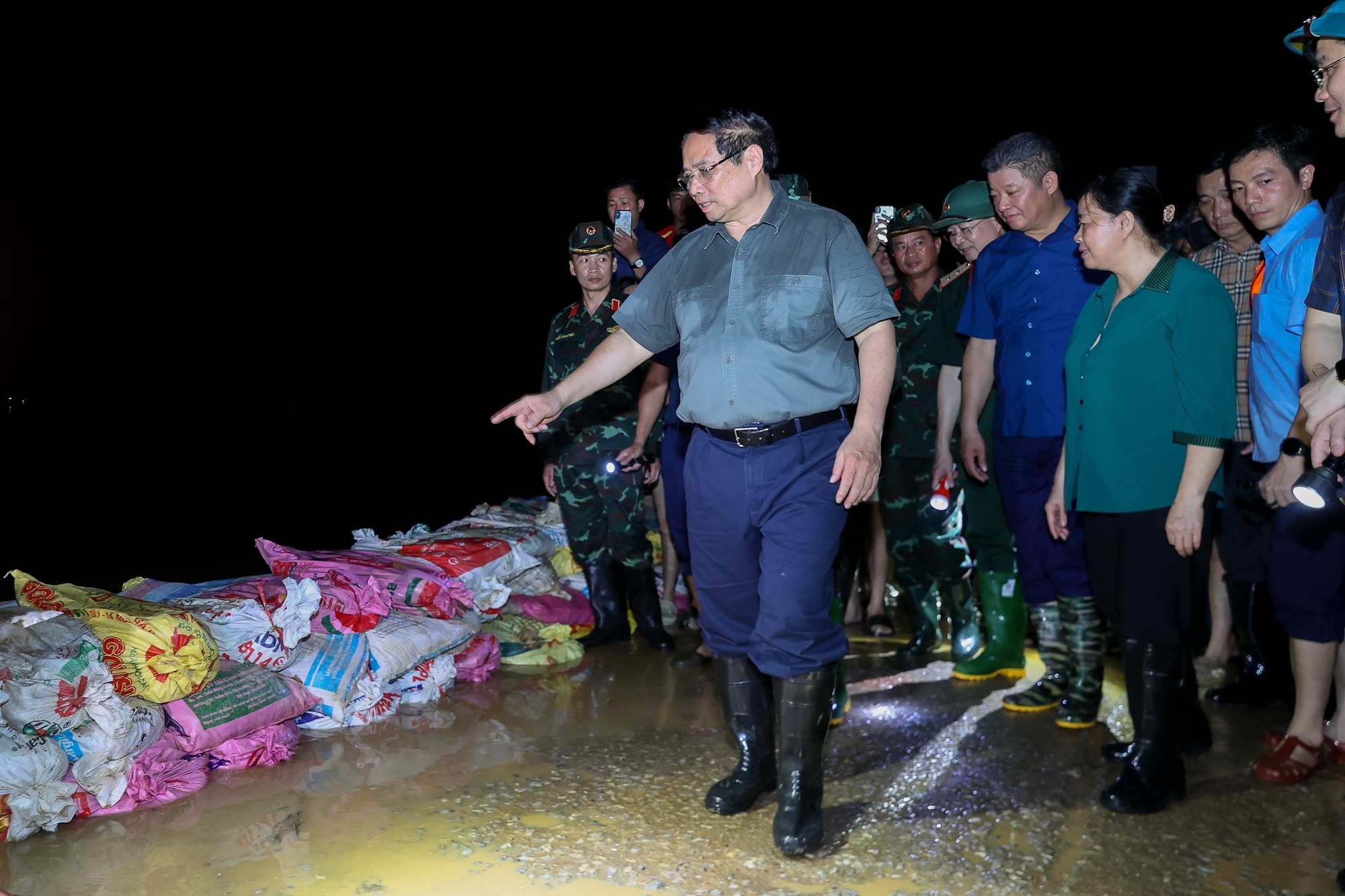 Thủ tướng thị sát vùng ngập Hà Nội, yêu cầu 2 sư đoàn ứng trực sơ tán dân- Ảnh 1.