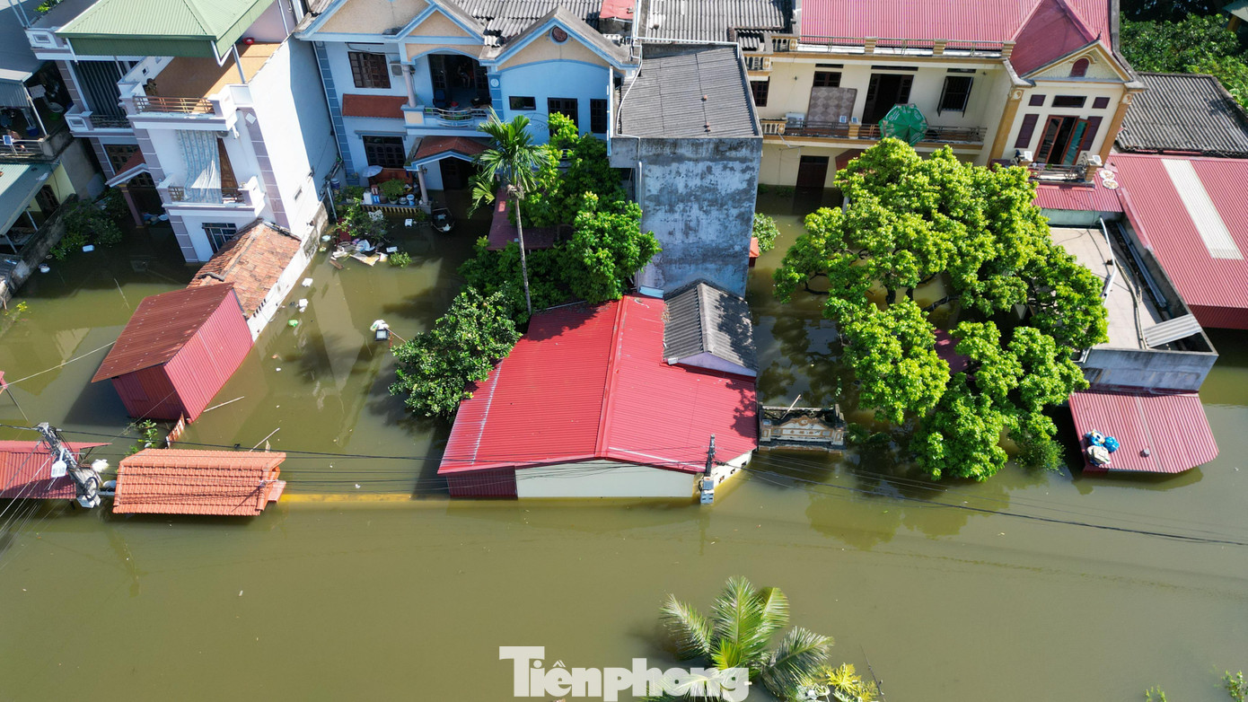 Biệt thự chìm trong biển nước, làng Quả Cảm thành "ốc đảo" giữa Bắc Ninh- Ảnh 2.