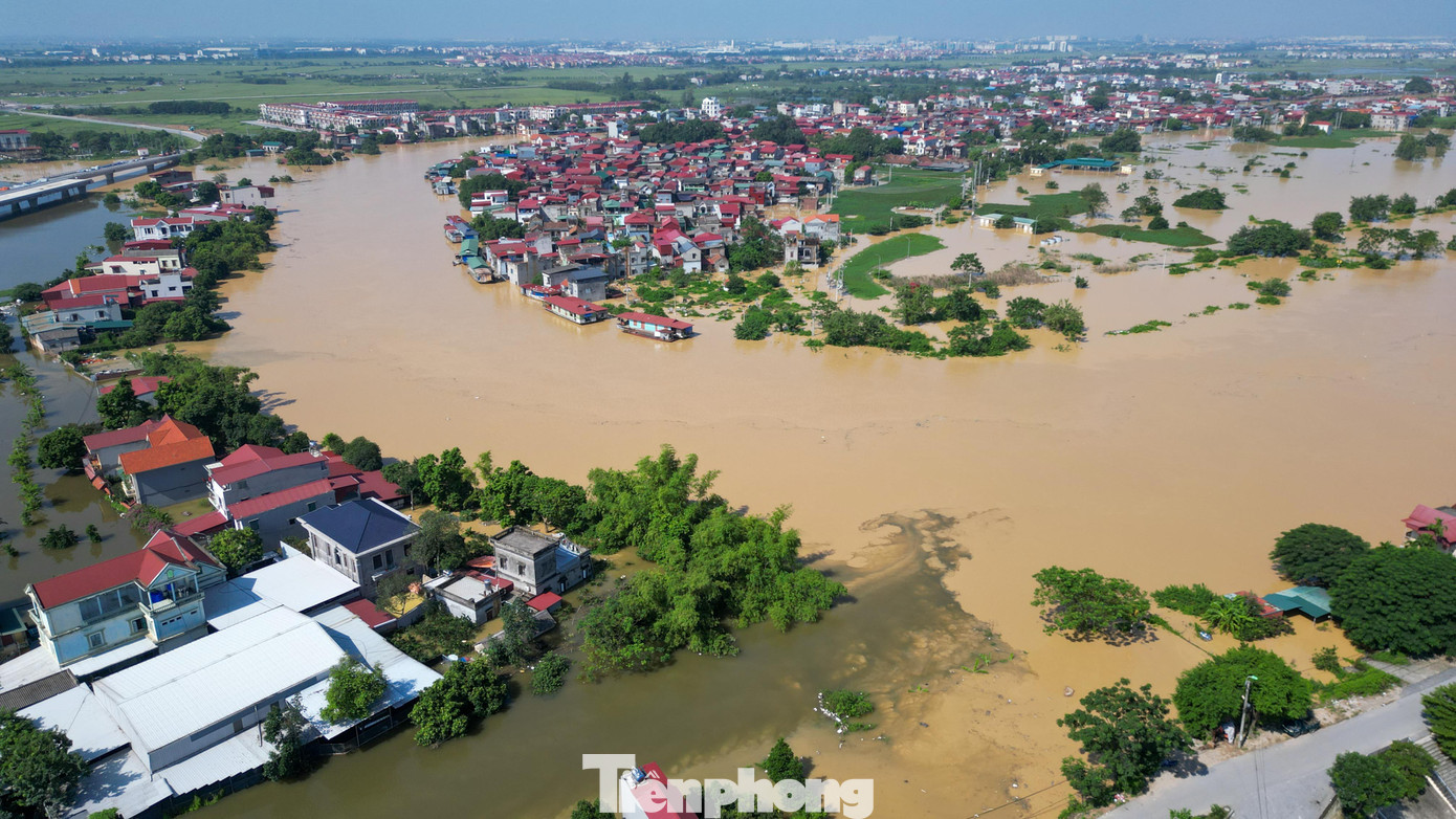 Biệt thự chìm trong biển nước, làng Quả Cảm thành "ốc đảo" giữa Bắc Ninh- Ảnh 1.