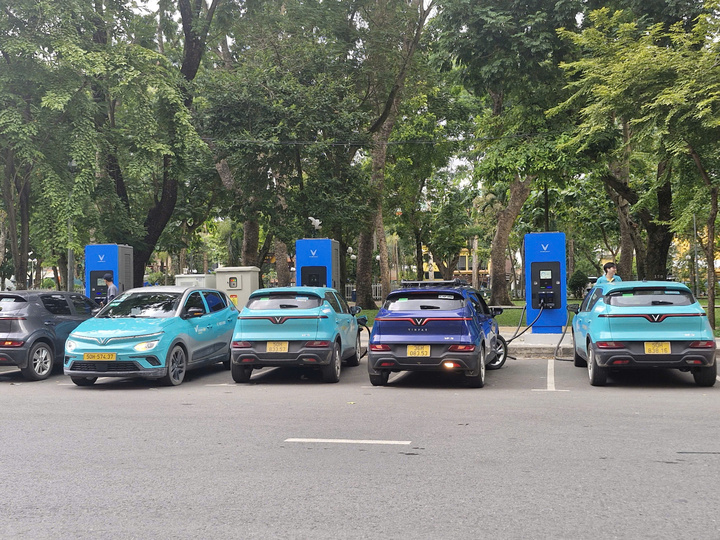 V-Green sẽ lắp đặt trạm sạc xe điện tại các khu vực công cộng TP.HCM- Ảnh 1.