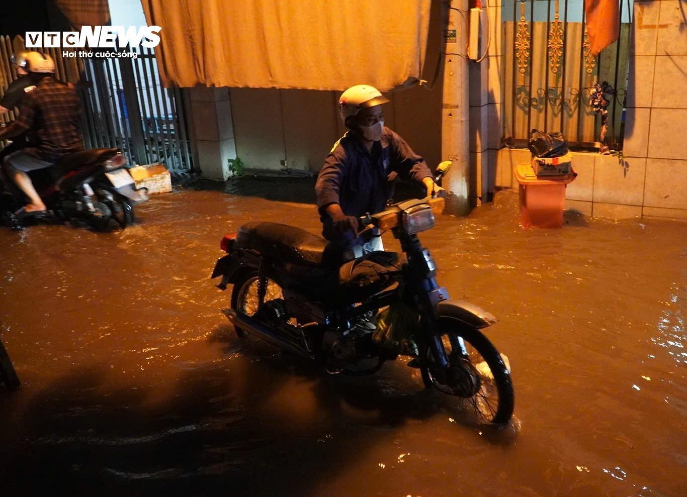 Triều cường đạt đỉnh giờ tan tầm, người dân TP.HCM lội nước về nhà- Ảnh 3. Triều cường đạt đỉnh giờ tan tầm, người dân TP.HCM lội nước về nhà- Ảnh 3.
