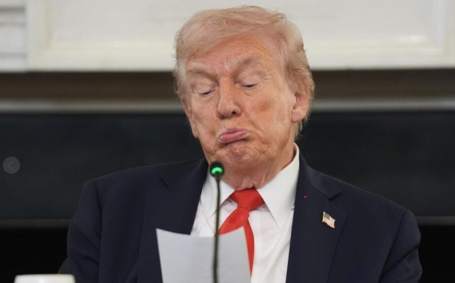 Khoảnh khắc &ocirc;ng Trump nhận mẩu giấy nhỏ trước thời điểm &lsquo;lịch sử&rsquo; của Trung Đ&ocirc;ng- Ảnh 1.