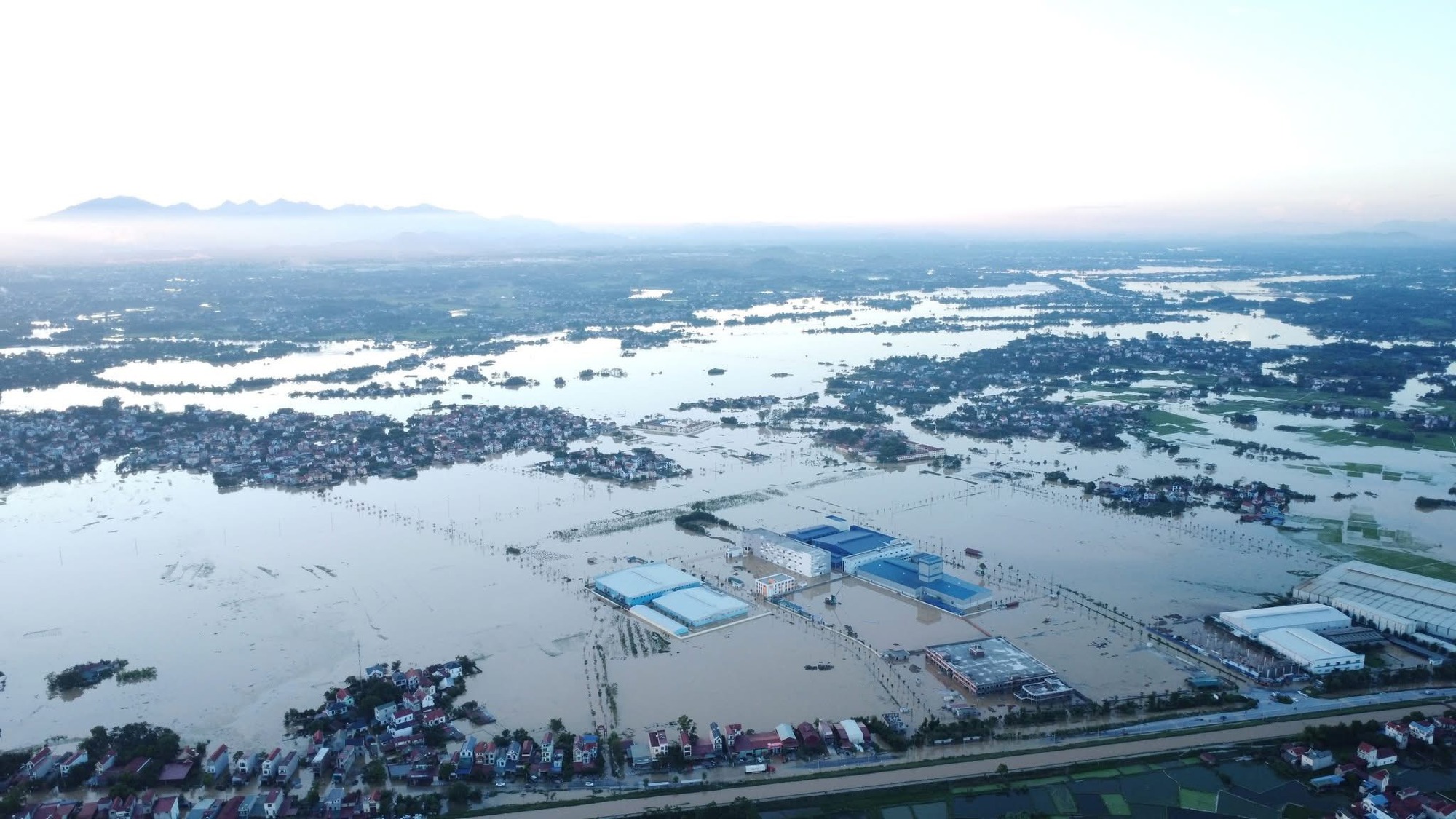 VIDEO: Nhiều khu dân cư ở Bắc Ninh nước ngập mái nhà trong trận lũ lịch sử- Ảnh 4. VIDEO: Nhiều khu dân cư ở Bắc Ninh nước ngập mái nhà trong trận lũ lịch sử- Ảnh 4.