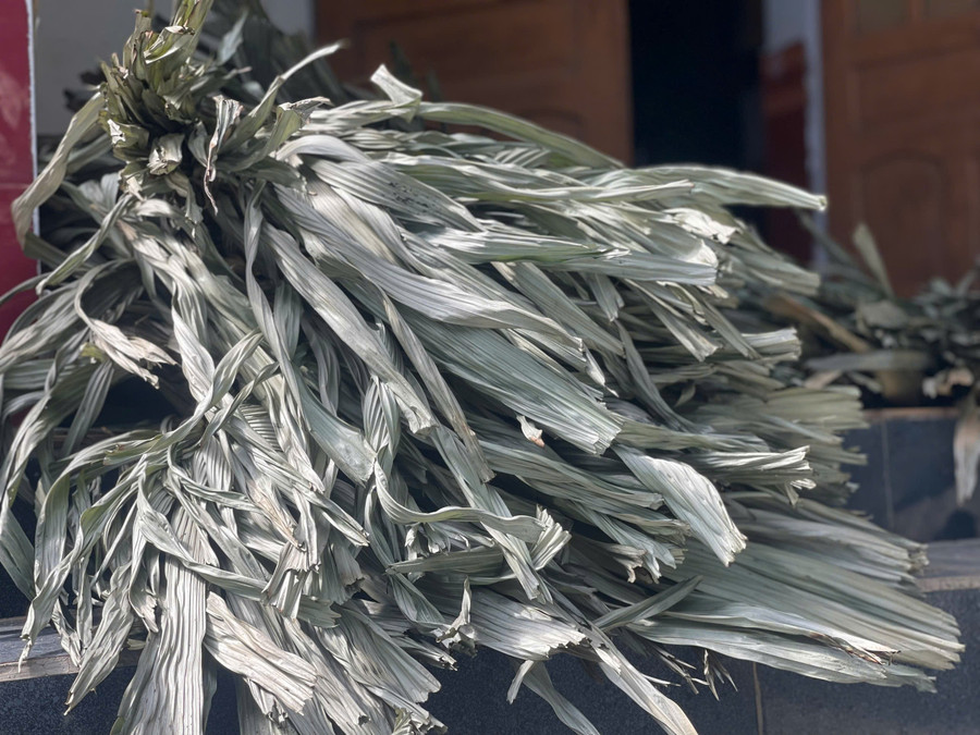 Những "lão làng" may áo chống nắng từ lá cây, góp phần cải thiện thu nhập- Ảnh 3.