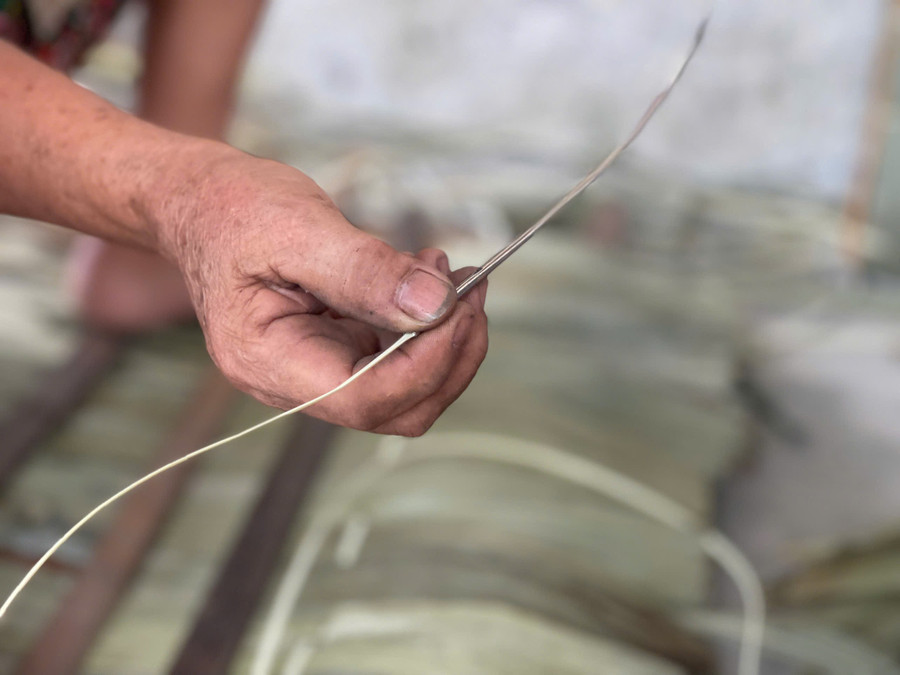 Những "lão làng" may áo chống nắng từ lá cây, góp phần cải thiện thu nhập- Ảnh 8.