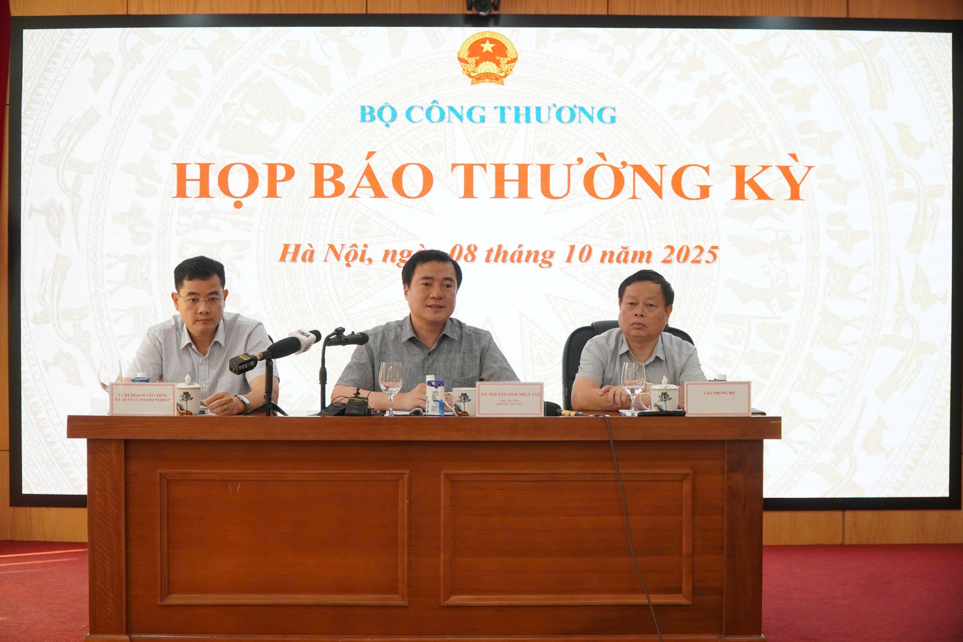 Lắp điện mặt trời mái nhà: 'Không có lý do gì Bộ Công Thương đặt ra thủ tục gây khó dễ'- Ảnh 2.