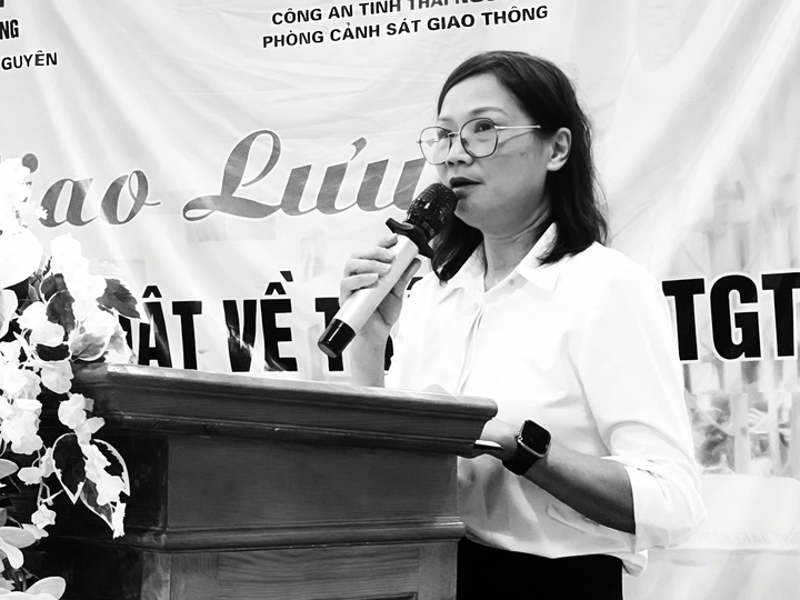 Nữ hiệu trưởng bị lũ cuốn, 2 con kẹt giữa vùng lũ chưa thể về chịu tang- Ảnh 1. Nữ hiệu trưởng bị lũ cuốn, 2 con kẹt giữa vùng lũ chưa thể về chịu tang- Ảnh 1.