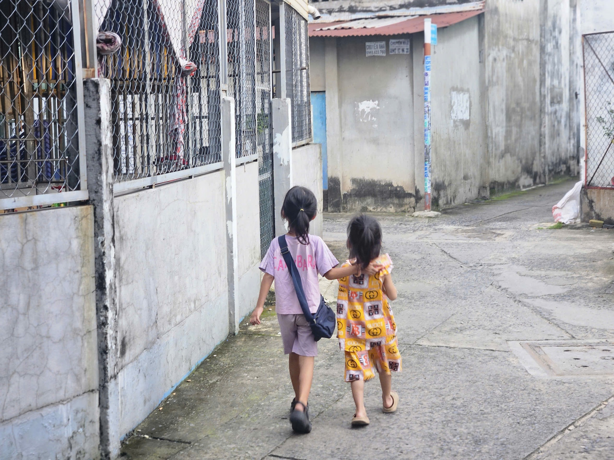 X&oacute;t xa ho&agrave;n cảnh của 3 em nhỏ mồ c&ocirc;i, vừa đi học vừa b&aacute;n v&eacute; số- Ảnh 1.