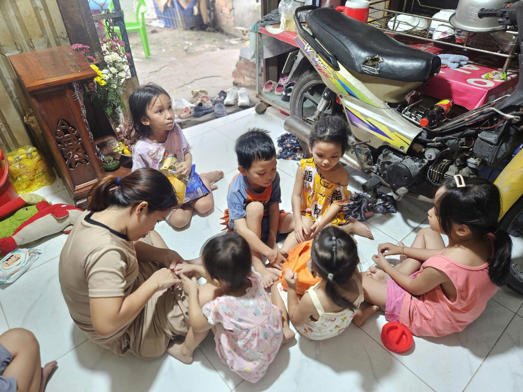 X&oacute;t xa ho&agrave;n cảnh của 3 em nhỏ mồ c&ocirc;i, vừa đi học vừa b&aacute;n v&eacute; số- Ảnh 3.