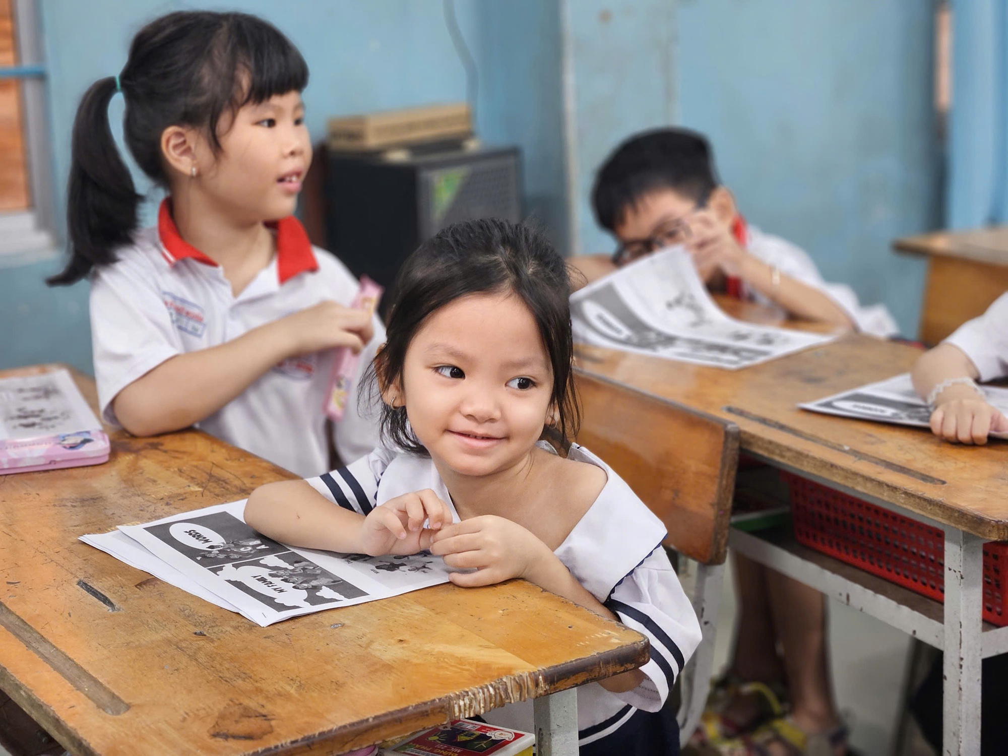 X&oacute;t xa ho&agrave;n cảnh của 3 em nhỏ mồ c&ocirc;i, vừa đi học vừa b&aacute;n v&eacute; số- Ảnh 8.