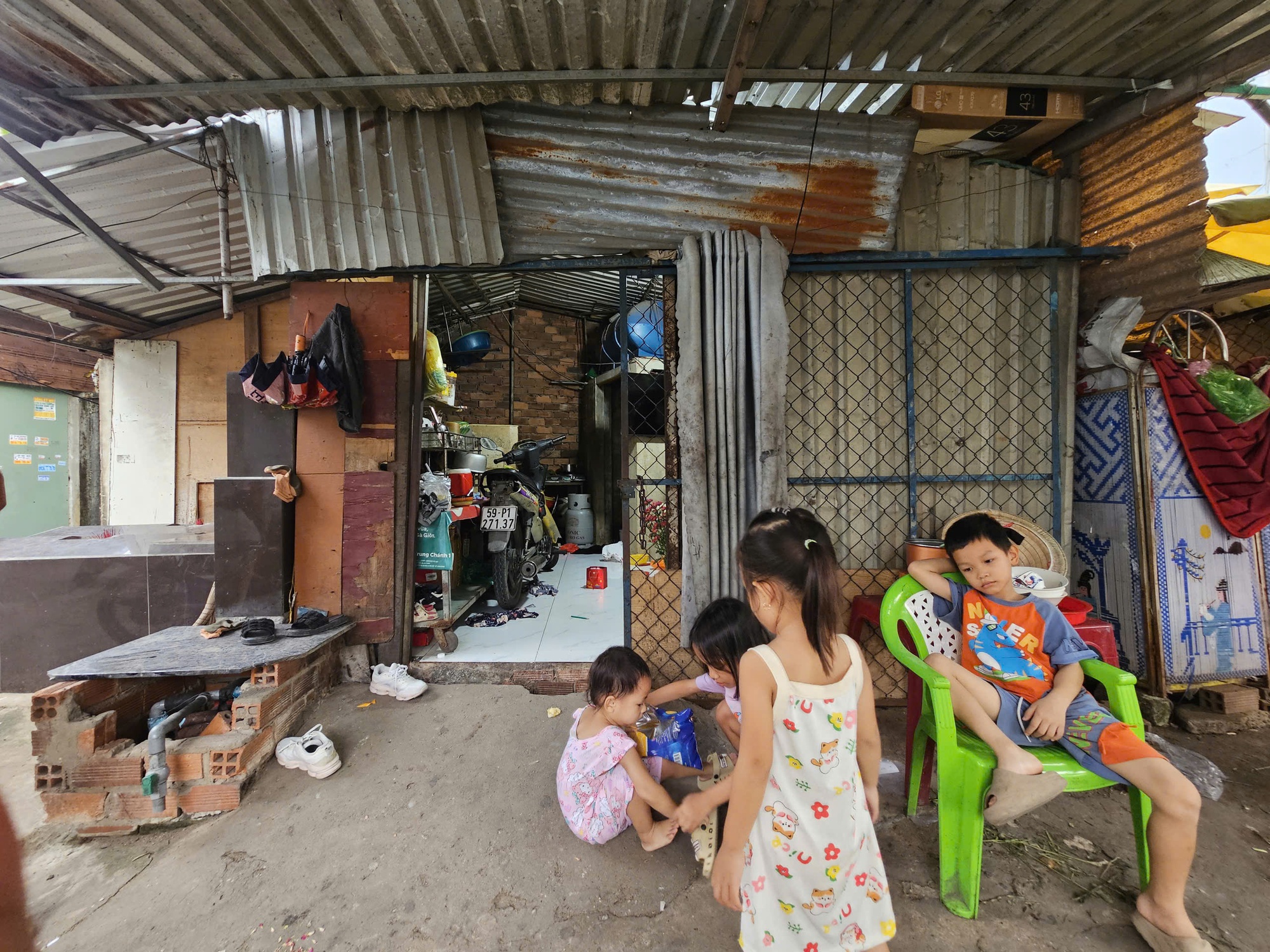 X&oacute;t xa ho&agrave;n cảnh của 3 em nhỏ mồ c&ocirc;i, vừa đi học vừa b&aacute;n v&eacute; số- Ảnh 5.