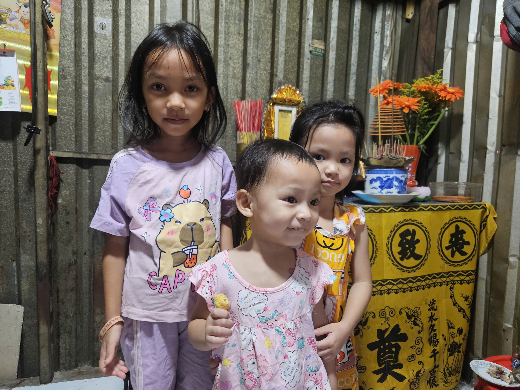 X&oacute;t xa ho&agrave;n cảnh của 3 em nhỏ mồ c&ocirc;i, vừa đi học vừa b&aacute;n v&eacute; số- Ảnh 7.