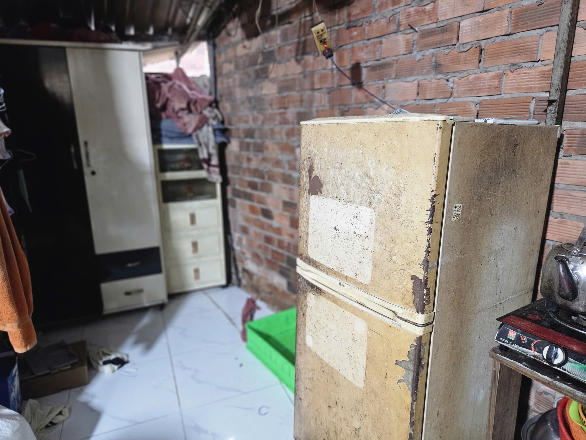 X&oacute;t xa ho&agrave;n cảnh của 3 em nhỏ mồ c&ocirc;i, vừa đi học vừa b&aacute;n v&eacute; số- Ảnh 4.