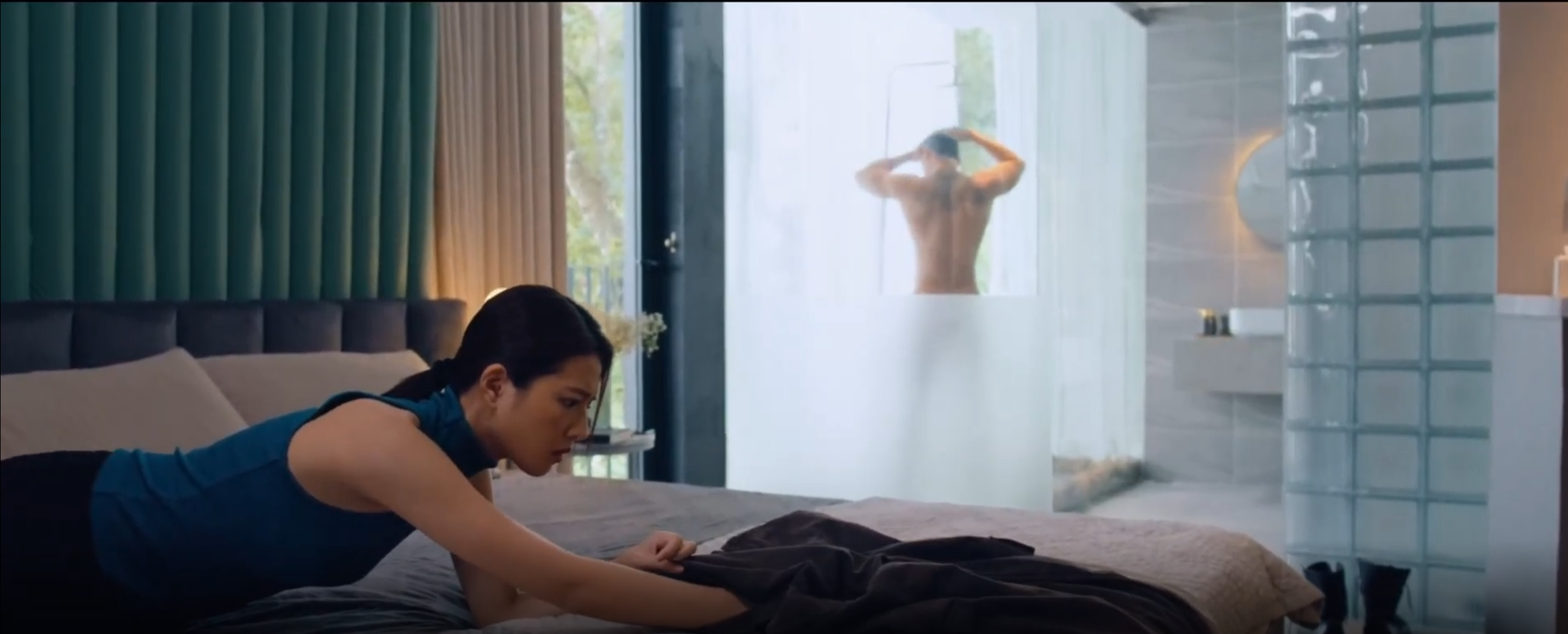 Bịt Mắt Bắt Nai: Đạo diễn bịt mắt l&agrave;m phim, kh&aacute;n giả bịt mắt bỏ chạy- Ảnh 5.