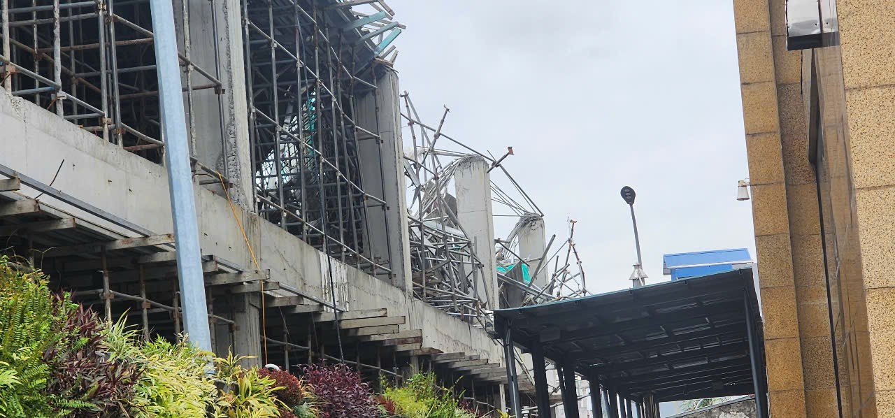 Sập giàn giáo khi đang thi công, 2 người tử nạn, 1 người bị thương- Ảnh 1.