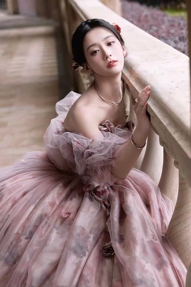 Đừng ai cho mỹ nhân này tồn tại ở showbiz nữa: Vô ơn coi thường khán giả, xứng đáng flop 100 năm- Ảnh 2. Đừng ai cho mỹ nhân này tồn tại ở showbiz nữa: Vô ơn coi thường khán giả, xứng đáng flop 100 năm- Ảnh 2.