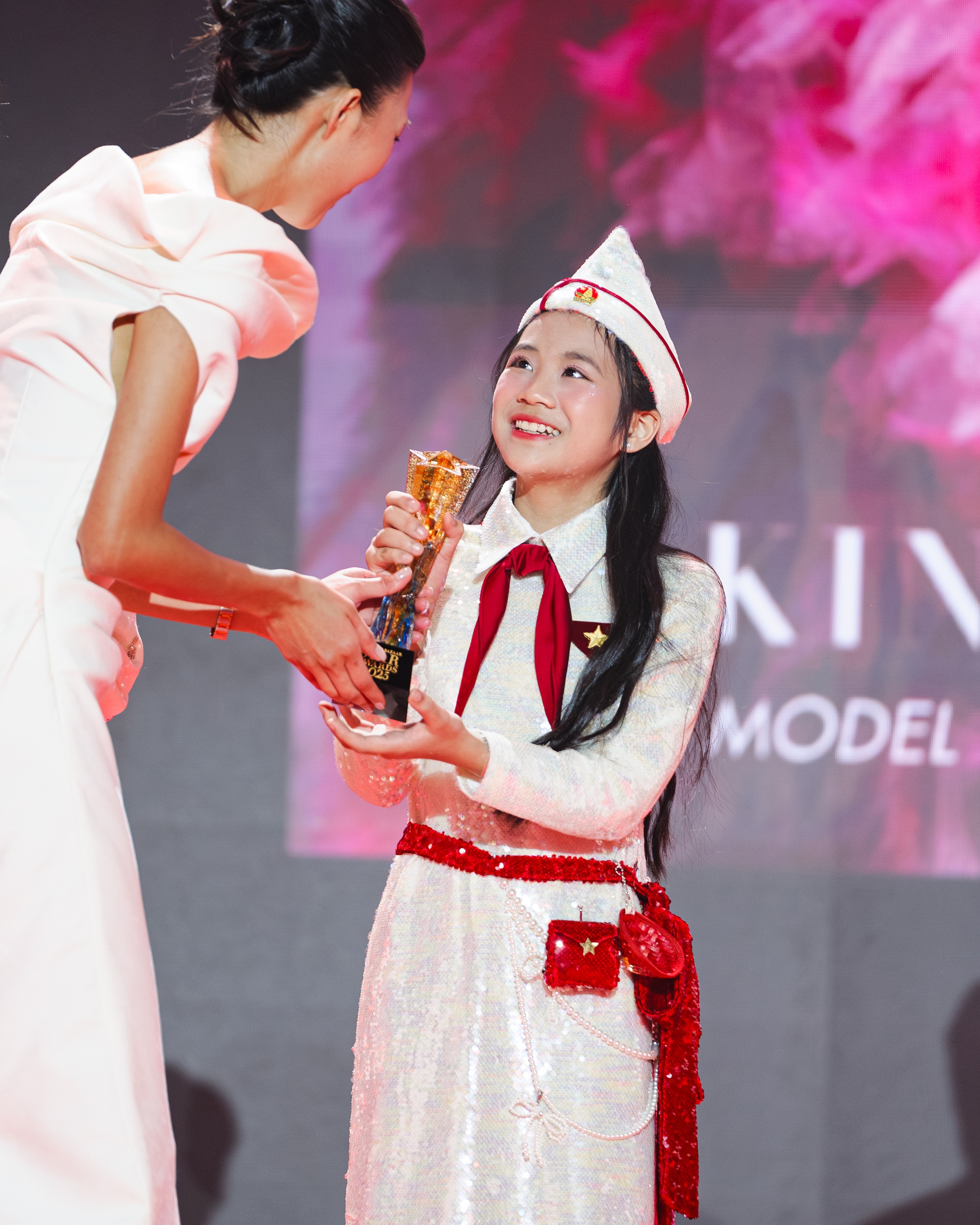 An C&aacute;t Diệp được vinh danh "Kid Model of the Year": Con thần tượng mẹ, con rất y&ecirc;u mẹ- Ảnh 1.