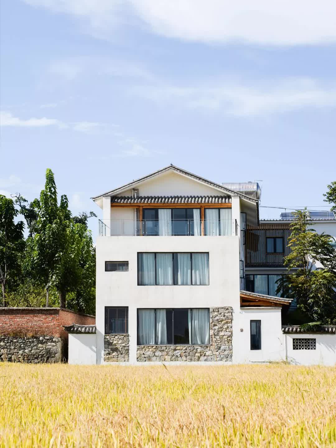 Rời quê 30 năm, 4 anh em về quê xây biệt thự 700m² làm nơi dưỡng già: "Khó tránh khỏi xích mích nhưng ở bên nhau chính là cuộc sống đẹp nhất"- Ảnh 1. Rời quê 30 năm, 4 anh em về quê xây biệt thự 700m² làm nơi dưỡng già: "Khó tránh khỏi xích mích nhưng ở bên nhau chính là cuộc sống đẹp nhất"- Ảnh 1.