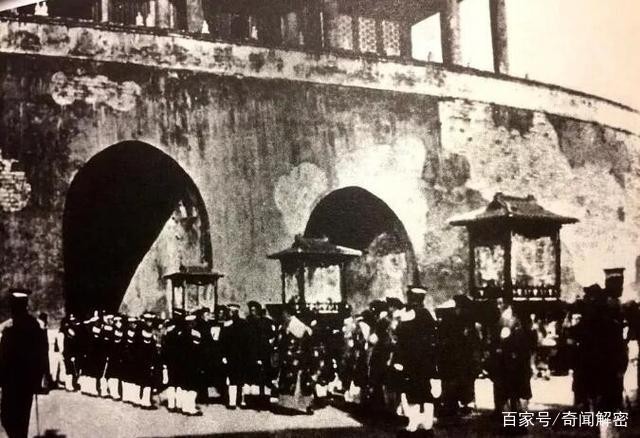 Hé lộ loạt ảnh hiếm chưa từng thấy chụp đám cưới Phổ Nghi - hoàng đế cuối cùng của Trung Quốc- Ảnh 6.