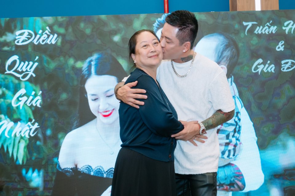 Loạt sao Việt vào động viên, an ủi Tuấn Hưng: "Thương em"- Ảnh 1. Loạt sao Việt vào động viên, an ủi Tuấn Hưng: "Thương em"- Ảnh 1.