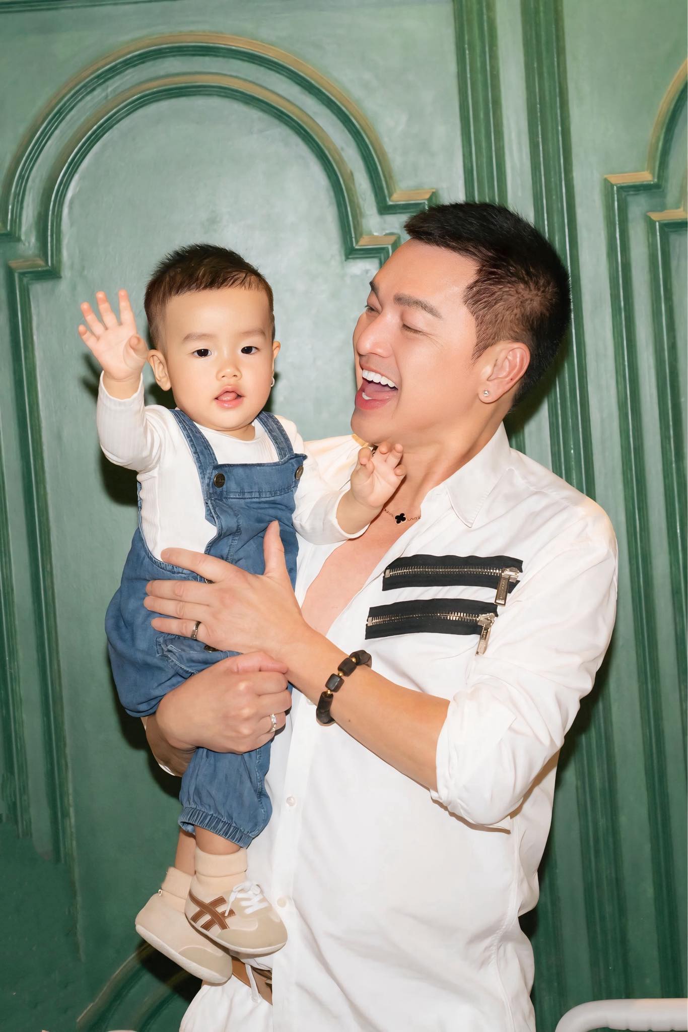 Nam nghệ sĩ làm bố bỉm sữa ở tuổi U70: Lấy vợ 2 kém 37 tuổi, thưởng tiền lớn cho vợ vì một hành động- Ảnh 4. Nam nghệ sĩ làm bố bỉm sữa ở tuổi U70: Lấy vợ 2 kém 37 tuổi, thưởng tiền lớn cho vợ vì một hành động- Ảnh 4.