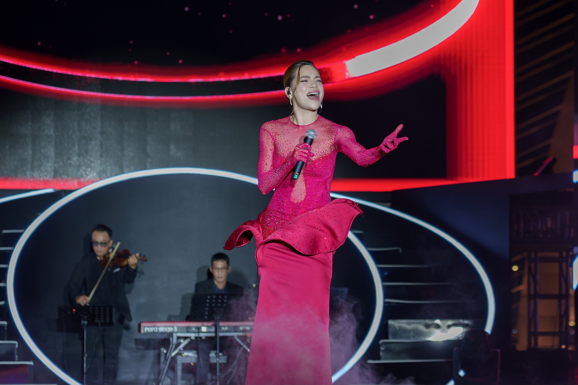 6 pha “oét nốt” mắc cỡ của sao Việt: 1 sao hạng A hát live như "tra tấn" nhưng Chi Pu mới là huyền thoại- Ảnh 1. 6 pha “oét nốt” mắc cỡ của sao Việt: 1 sao hạng A hát live như "tra tấn" nhưng Chi Pu mới là huyền thoại- Ảnh 1.