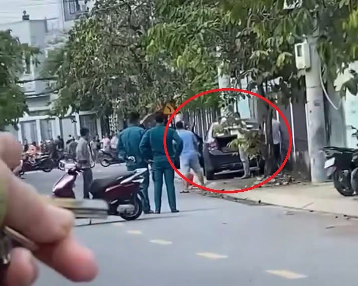 Hiện trường vụ phát hiện thi thể nữ giới trong cốp xe ô tô đậu bên đường ở TP.HCM- Ảnh 2.