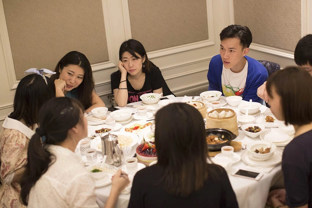 Đi họp lớp, hoa kh&ocirc;i bất ngờ hỏi vay 1,8 tỷ: Cả b&agrave;n bỏ về, chỉ m&igrave;nh t&ocirc;i đồng &yacute; v&agrave; lời n&oacute;i sau đ&oacute; khiến t&ocirc;i đơ người- Ảnh 1.