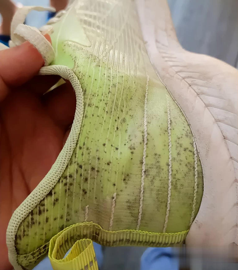 4 loại giày dép mang "vận rủi"- Ảnh 2. 4 loại giày dép mang "vận rủi"- Ảnh 2.