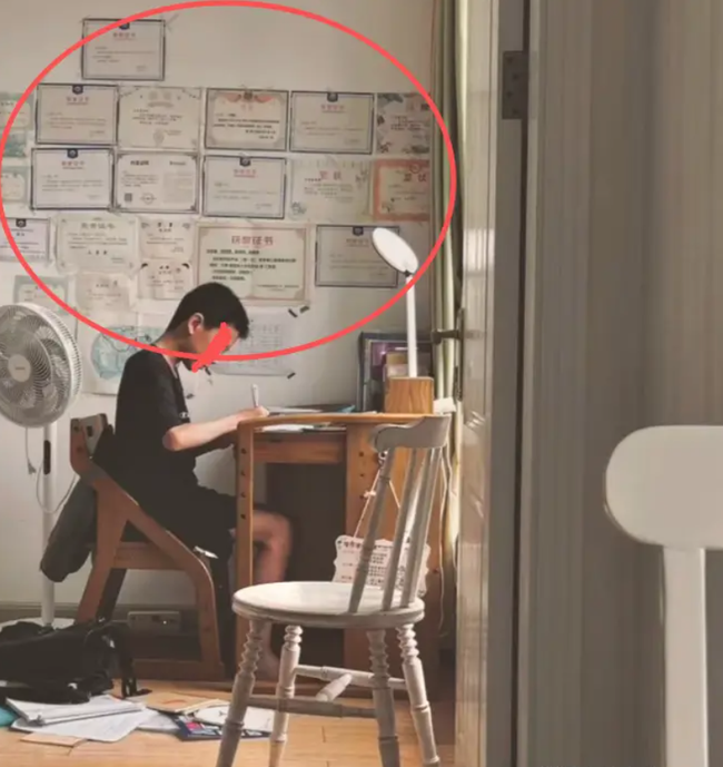 Bức ảnh chụp l&eacute;n con trai được bố tự h&agrave;o khoe l&ecirc;n MXH, d&acirc;n mạng xem chỉ ra 1 điểm: Ngột ngạt qu&aacute;!- Ảnh 2.