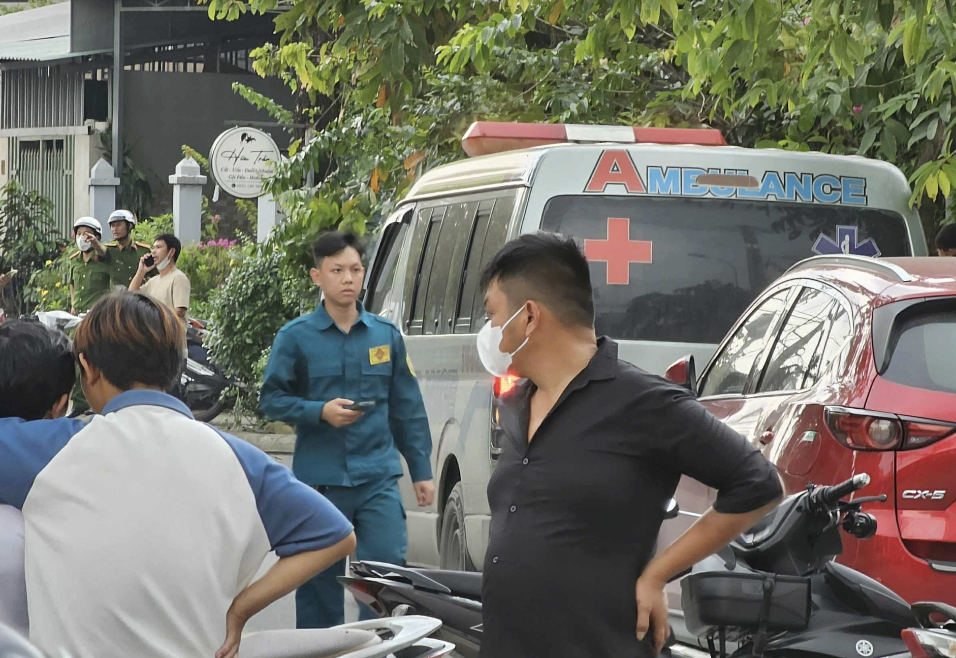 Hình ảnh hiện trường - Vụ thi thể cô gái trong cốp xe ở TP.HCM