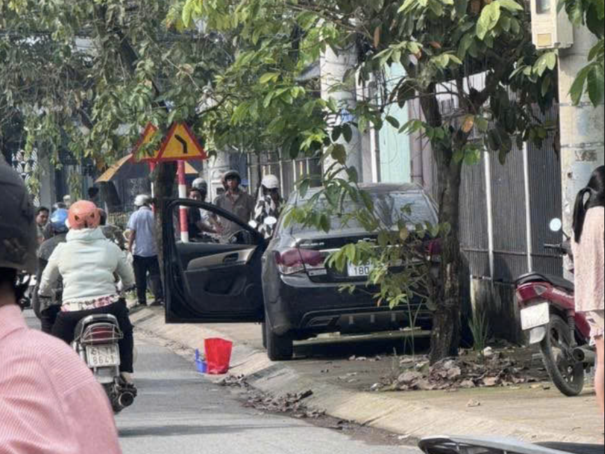 Phát hiện thi thể cô gái phân huỷ trong xe hơi ở TP HCM- Ảnh 1. Phát hiện thi thể cô gái phân huỷ trong xe hơi ở TP HCM- Ảnh 1.