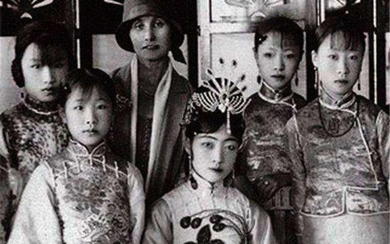 Hé lộ loạt ảnh hiếm chưa từng thấy chụp đám cưới Phổ Nghi - hoàng đế cuối cùng của Trung Quốc- Ảnh 1.