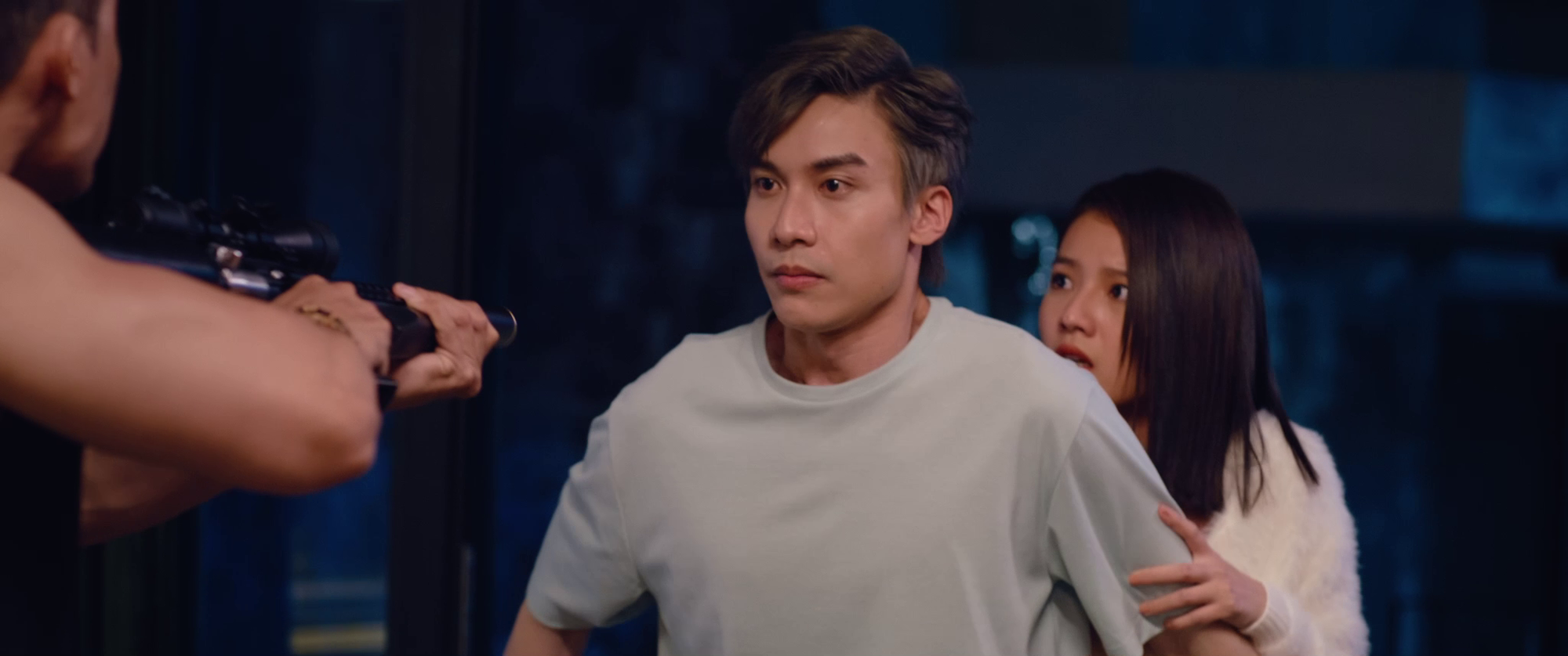 Bịt Mắt Bắt Nai: Đạo diễn bịt mắt l&agrave;m phim, kh&aacute;n giả bịt mắt bỏ chạy- Ảnh 3.