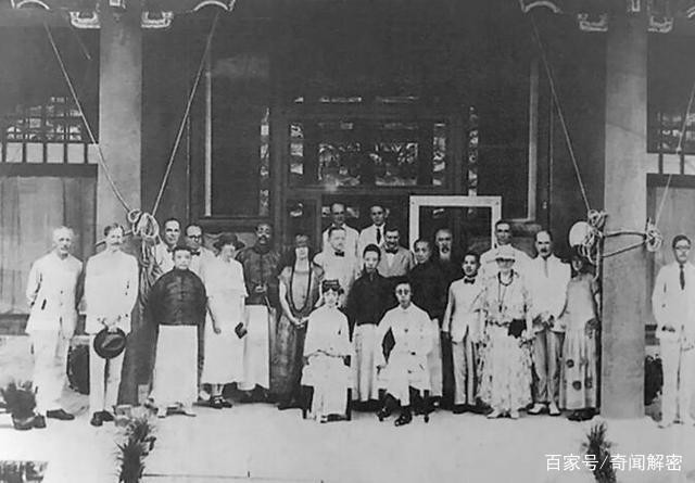 Hé lộ loạt ảnh hiếm chưa từng thấy chụp đám cưới Phổ Nghi - hoàng đế cuối cùng của Trung Quốc- Ảnh 12.