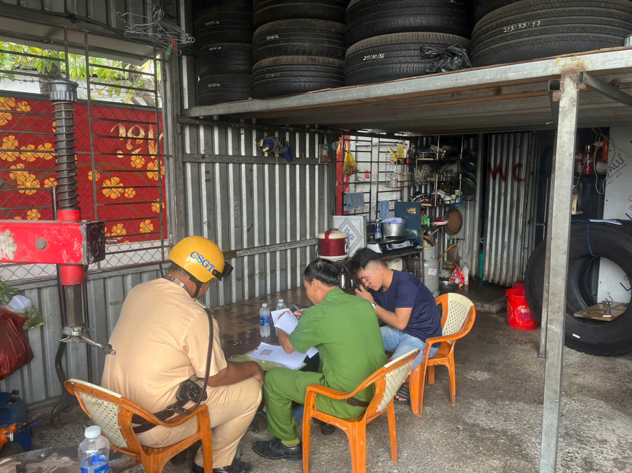 CSGT TP HCM vào cuộc vụ "đinh tặc" rải đinh trên đường Đỗ Mười- Ảnh 1. CSGT TP HCM vào cuộc vụ "đinh tặc" rải đinh trên đường Đỗ Mười- Ảnh 1.