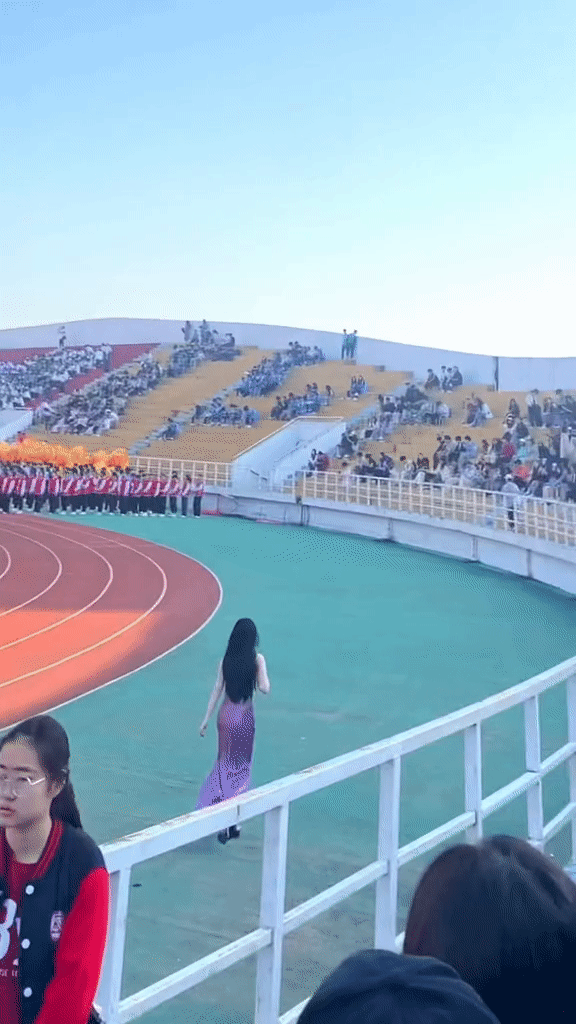 Đến trễ lễ khai mạc hội thao, nữ sinh hớt hải chạy trên sân tạo nên khoảnh khắc đẹp như phim: 6 giây thần thánh!- Ảnh 3.