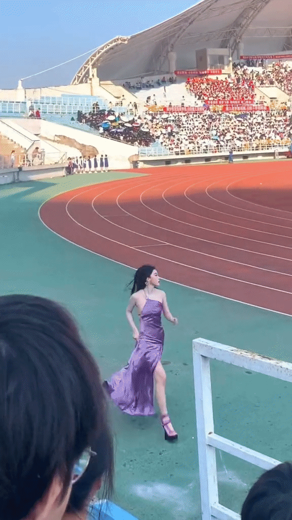 Đến trễ lễ khai mạc hội thao, nữ sinh hớt hải chạy trên sân tạo nên khoảnh khắc đẹp như phim: 6 giây thần thánh!- Ảnh 2.