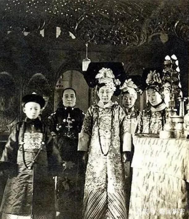 Hé lộ loạt ảnh hiếm chưa từng thấy chụp đám cưới Phổ Nghi - hoàng đế cuối cùng của Trung Quốc- Ảnh 9.