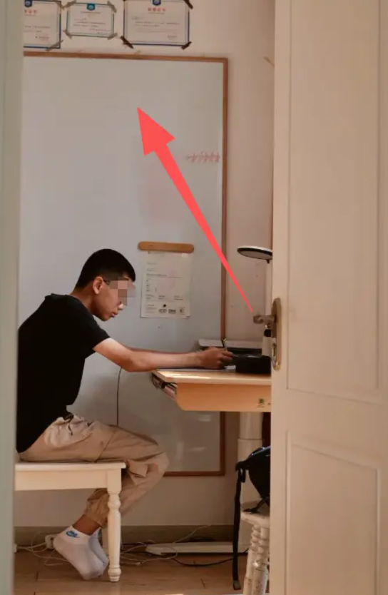 Bức ảnh chụp l&eacute;n con trai được bố tự h&agrave;o khoe l&ecirc;n MXH, d&acirc;n mạng xem chỉ ra 1 điểm: Ngột ngạt qu&aacute;!- Ảnh 1.