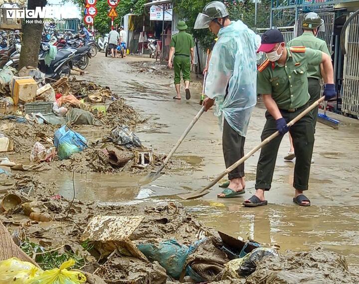 Số người chết do mưa lũ ở Huế tiếp tục tăng, gần 6000 ngôi nhà còn bị ngập- Ảnh 1.