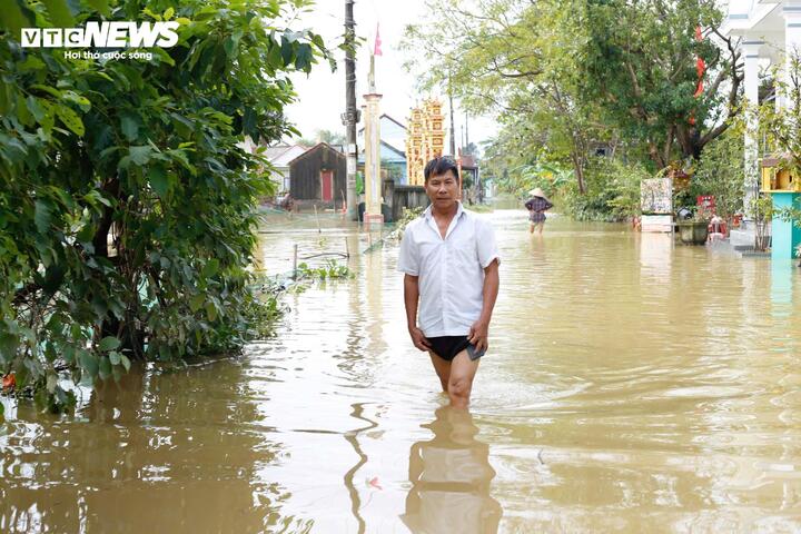 Số người chết do mưa lũ ở Huế tiếp tục tăng, gần 6000 ngôi nhà còn bị ngập- Ảnh 2.
